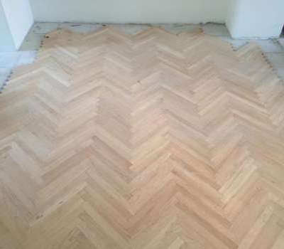 Posa e verniciatura parquet spinato in rovere